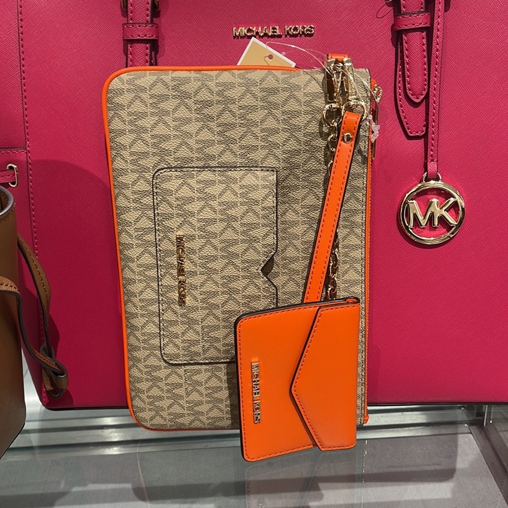 MICHAEL KORS JET SET ITEM LG 2 in 1 CARD CASE & WRISTLET
Poppy 
NWT - Picture 15 of 16